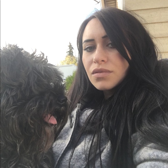 Meet your Posher, Avree - Picture 2 of 3